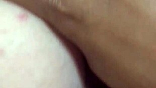 puta sentando na rola e gemendo com dedo no cuzinho