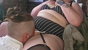 curvy babe spreads for pussy eating?