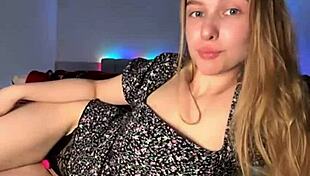 Fingering tight pink pussy on webcam so hot!