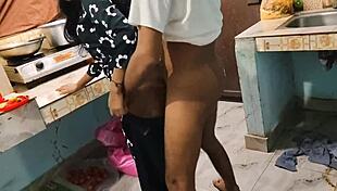 بابهي هندية ديسي تُنيك بقوة من قبل ديفار لأول مرة جنس نيك 😏