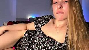 Fingering tight pink pussy on webcam so hot!