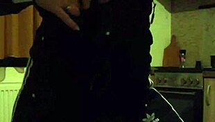 Milfycalla zkouší sportovní oblečení s náhledem na močový fetiš!