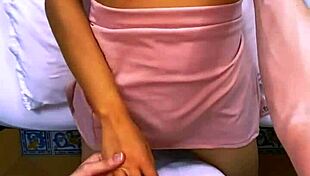 el padrastro invito a la mejor amiga a su sala y terminaron en algo mas