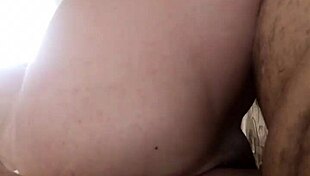 puta sentando na rola e gemendo com dedo no cuzinho