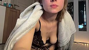 Doggystyle Fisting Fucking Arouses Webcam Viewers