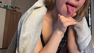 Doggystyle Fisting Fucking Arouses Webcam Viewers