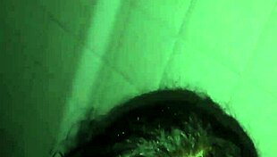 yo chupandome el pene escondida en el bano