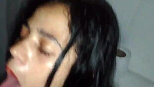 yo chupandome el pene escondida en el bano