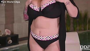 Curvy busty pool vixens licking 😍