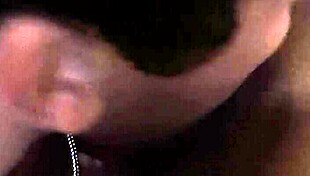 كس بنت بنية يُلعق بحماس في لقاء حميم