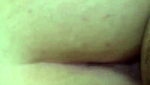 puta sentando na rola e gemendo com dedo no cuzinho