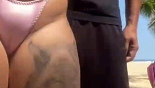 deixei o cara bater na minha bunda na praia e ele mostrou o pau?