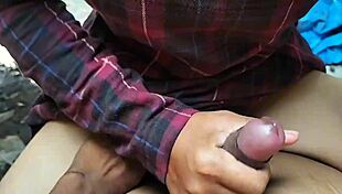 Indo Viral Video Stirs Deep Feelings as Maid and Boss Hook Up Behind House