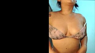 Рика Гордибуэна показывает сочные натуральные сиськи и мокрую пизду