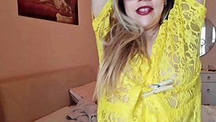 Gostosa Safada Arruma O Quarto Sem Calcinha E Mostra Tudo