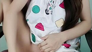 น้องนินิวสาวไทยขี้เงี่ยนชอบเล่นหีตัวเอง Ninew