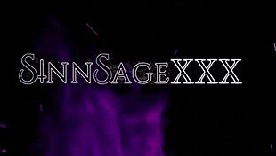 Брюнетка Синн Сэйдж надевает дилдо, чтобы трахнуть свою татуированную лесбийскую любовницу