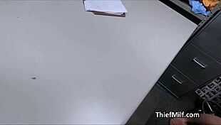 큰 가슴 18+ 청년과 밀프 도둑들 염탐하다 잡혀 경찰 큰 자지 가슴 섹스와 블로우잡으로 만족시켜