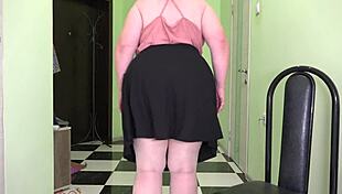 Mature MILF springt Seil in Strümpfen, schüttelt schlaffe Titten