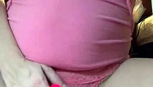 أفرك كليتوري ويصبح تبول لعضو يهتز