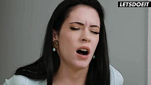 בלונדינית שמנמנה קטנה 18+ מראה את המוצץ הכי טוב