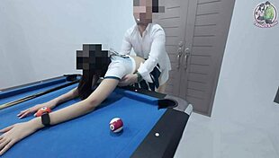 이 태국 여자가 당구대 올라가서 세게 박혔어. 공공장소에서 생으로 받아줘!