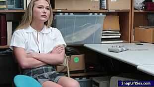 Blondýnka 18+ holka Alyssa Cole v uniformě dostává ruční práci a foukání od perverzního policajta v kanceláři