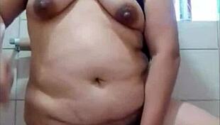 Pau Sexi1 Latina Milf Touches Herself