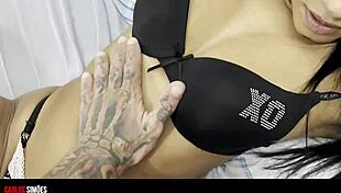 Morena novinha sweeps and shows juicy pussy to muscular bodybuilders