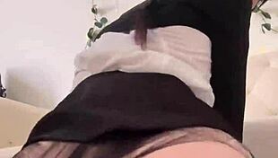 Petite Wednesday Addams fait rebondir son gros cul sur un gode