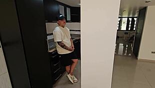 La Esposa Cachonda De Mi Mejor Amigo Me Chupa La Verga Cuando El No Mira!