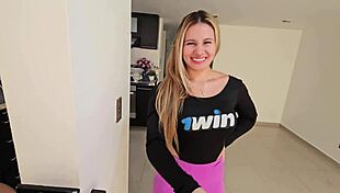 زوجة صديقي الأفضل الشهوانية تمص قضيبي عندما لا ينظر!