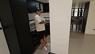 La Esposa Cachonda De Mi Mejor Amigo Me Chupa La Verga Cuando El No Mira!