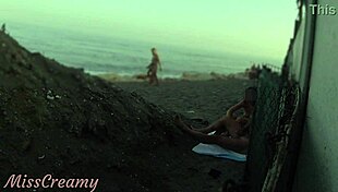 Faszt villant a mostoha lányának a nyilvános strandon, és segít a cumshot-tal