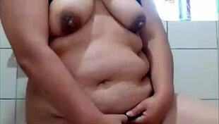 Pau Sexi1 Latina Milf Touches Herself