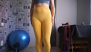 Bugyi vonal csábítás szűk leggingsben és teljes hátú bugyiban