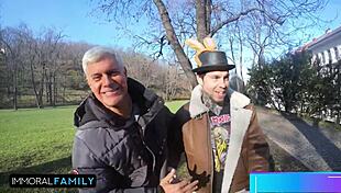 קייטי ומיה בתחפושות ארנב מקבלות כוסות מלאות מחותן ודוד בציד ביצים טאבו