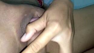 Gosok Memek Dengan Kote Keras Sampai Squirt Lubang Ketat Kawan Gadis 😍