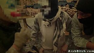 Egyenruhás tini lány intenzív blowjobbal fizet lakbért katonai csoportjelenetben