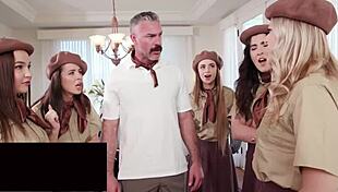 Hey, Scout Kızlar Kylie, Rissa ve Daha Fazlası Charles'ı Orgy'de Mi Sikiyor?