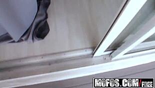 Mofos pervs na hlídce chytají Halle Von, tu zlobivou sousedku, v divoké akci