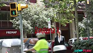 su mujer le trae una rubia para cenar con un culo de infarto y follar