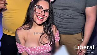 Yeni dairemize arkadaş davet etmek, onu kız arkadaşımı sıcak mmf seansında sikmesine yol açıyor