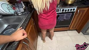 Mi madrastra rubia y yo conversamos en la cocina y terminamos cogiendo 😏.