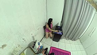 Dona De Casa Paga Técnico Com A Bunda Enquanto Marido Esta Fora