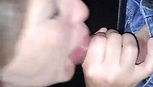 meu marido me filmando no gloryholi chupando muitas rola