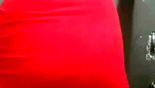 Această transă cu fund gras în rochie arată atât de sexy, ce crezi?