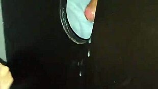 meu marido me filmando no gloryholi chupando muitas rola