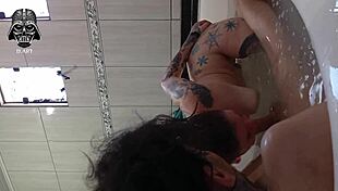 Te comer na banheira. Barefoot tattooed girl dominates in bath.