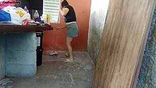 Minha Esposa Saiu E A Empregada Baixinha Gostosa Pegou Meu Pau E Colocou Dentro Dela Na Área De Casa